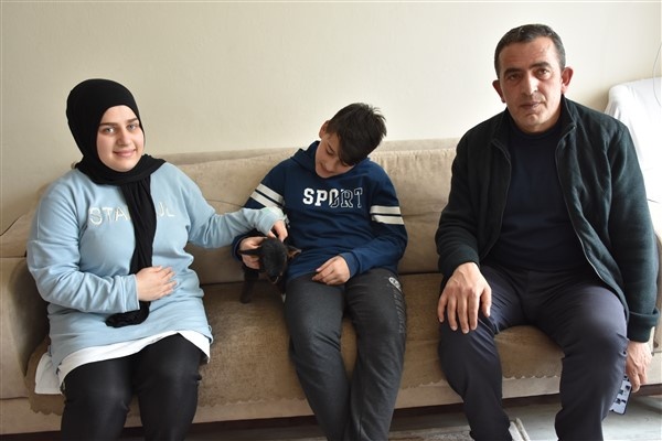 Trabzon'da annesinin kabul etmediği kuzuyu evde bakıyorlar. Foto Haber 3