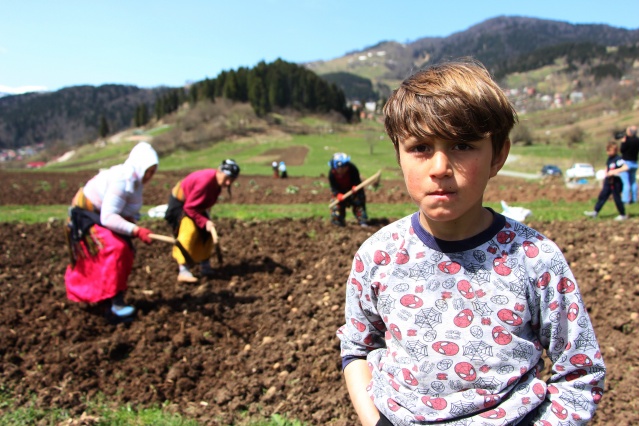 Şartlar zor olsa da Karadeniz kadını çalışmadan duramıyor. Foto Galeri 12