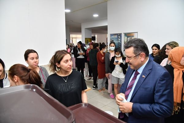 Genç, üniversite öğrencileriyle birlikte orucunu açtı!. Foto Haber 2