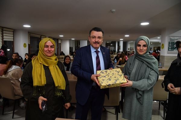 Genç, üniversite öğrencileriyle birlikte orucunu açtı!. Foto Haber 15