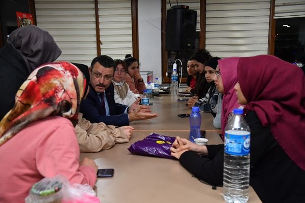 Genç, üniversite öğrencileriyle birlikte orucunu açtı!. Foto Haber 11