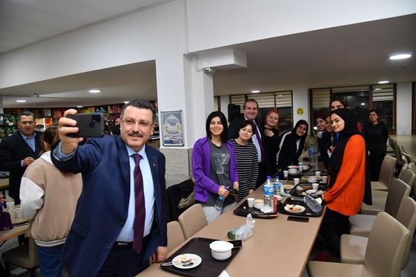 Genç, üniversite öğrencileriyle birlikte orucunu açtı!. Foto Haber 16