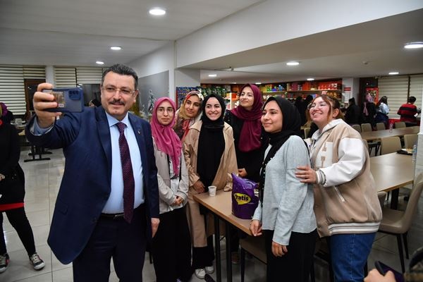 Genç, üniversite öğrencileriyle birlikte orucunu açtı!. Foto Haber 4