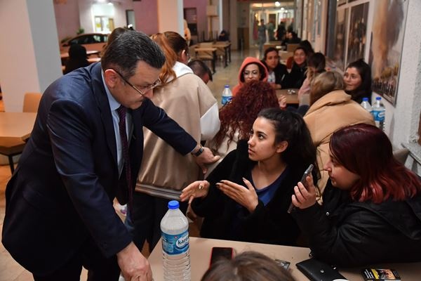 Genç, üniversite öğrencileriyle birlikte orucunu açtı!. Foto Haber 9