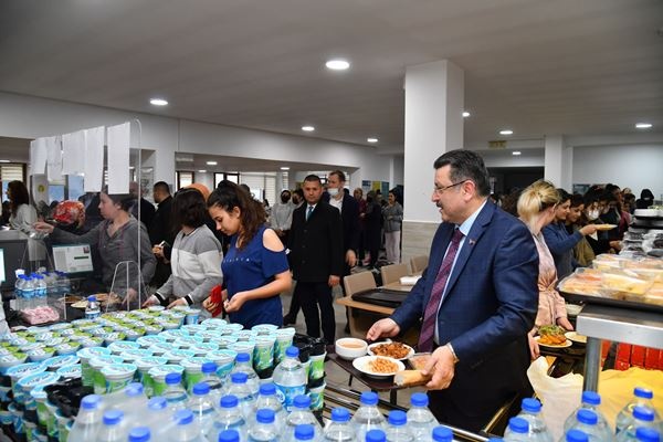 Genç, üniversite öğrencileriyle birlikte orucunu açtı!. Foto Haber 6