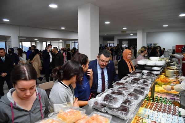 Genç, üniversite öğrencileriyle birlikte orucunu açtı!. Foto Haber 7