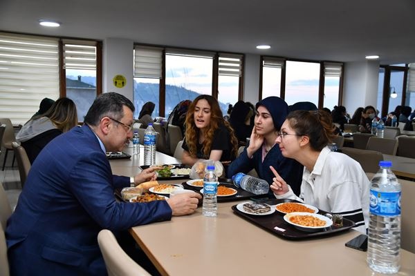 Genç, üniversite öğrencileriyle birlikte orucunu açtı!. Foto Haber 5