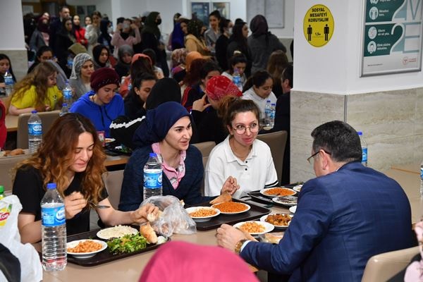 Genç, üniversite öğrencileriyle birlikte orucunu açtı!. Foto Haber 14