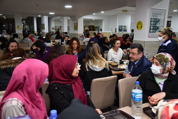 Genç, üniversite öğrencileriyle birlikte orucunu açtı!. Foto Haber 13