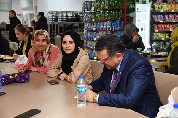 Genç, üniversite öğrencileriyle birlikte orucunu açtı!. Foto Haber 8