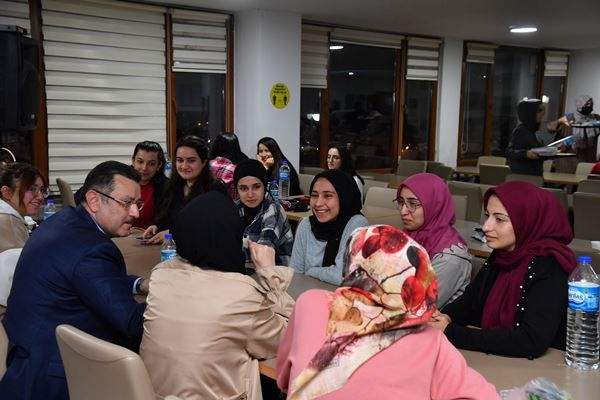 Genç, üniversite öğrencileriyle birlikte orucunu açtı!. Foto Haber 12