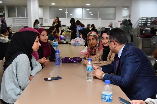 Genç, üniversite öğrencileriyle birlikte orucunu açtı!. Foto Haber 3