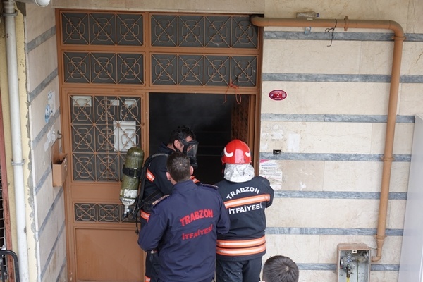 Trabzon'da 5 katlı binada yangın! 1 kişi dumandan etkilendi. Foto Haber 2