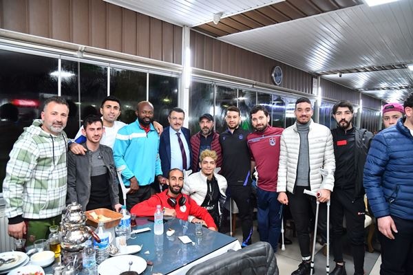 Genç’ten engelli derneklerine iftar yemeği!. Foto Haber 16