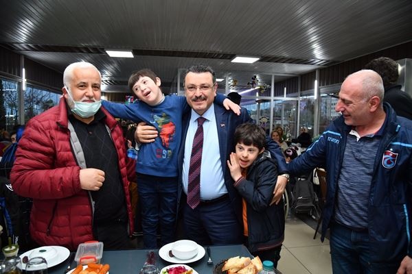 Genç’ten engelli derneklerine iftar yemeği!. Foto Haber 10