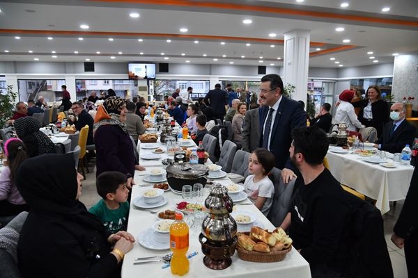 Başkan Genç, şehit aileleriyle iftarda buluştu. Foto Haber 11