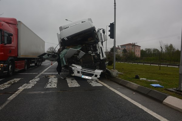 Trabzon’dan Samsuna giden tıra arkadan çarptı. Foto Galeri 3