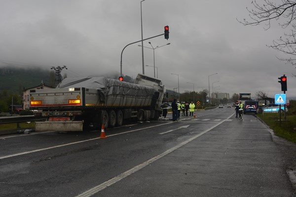 Trabzon’dan Samsuna giden tıra arkadan çarptı. Foto Galeri 4