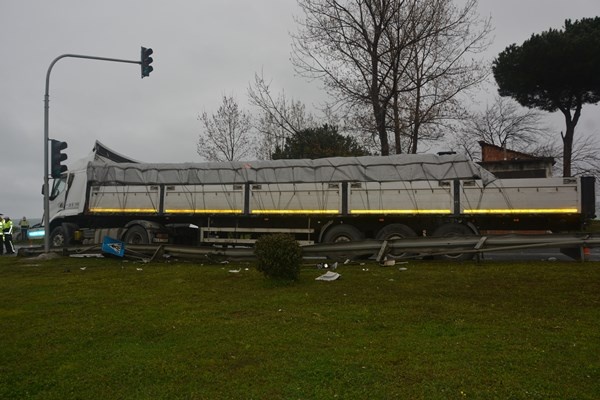 Trabzon’dan Samsuna giden tıra arkadan çarptı. Foto Galeri 6