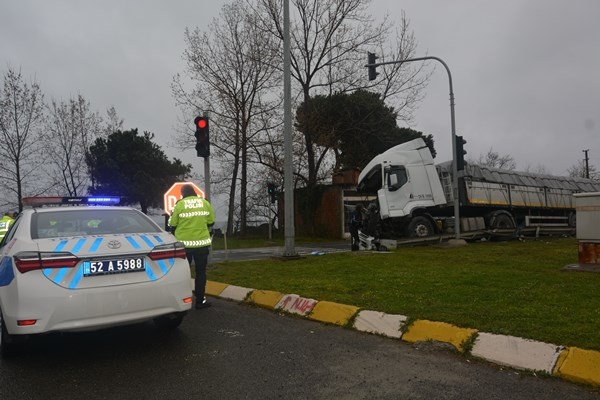 Trabzon’dan Samsuna giden tıra arkadan çarptı. Foto Galeri 5