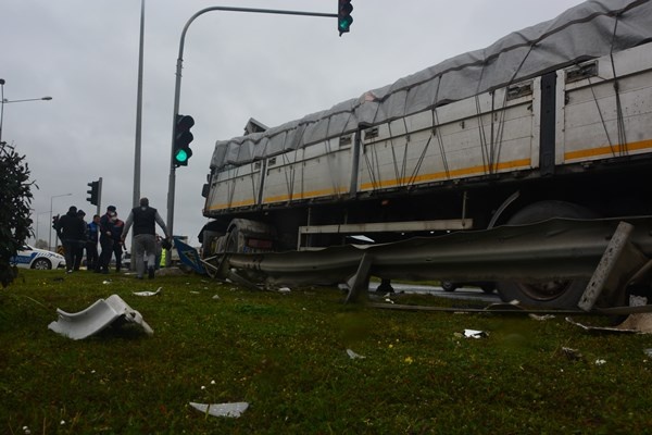 Trabzon’dan Samsuna giden tıra arkadan çarptı. Foto Galeri 7