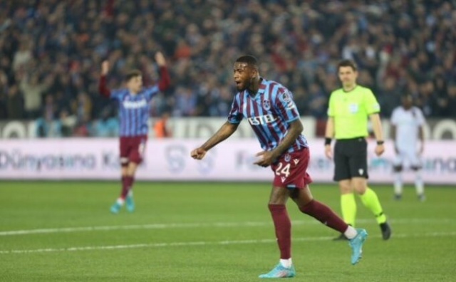 Trabzonsporlu futbolcu teklif bekliyor. Foto Galeri 5