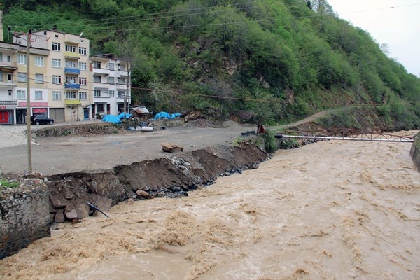 Giresun'da 20 ay önce yaşanan sel korkusu yeniden yaşandı. Foto Haber 8