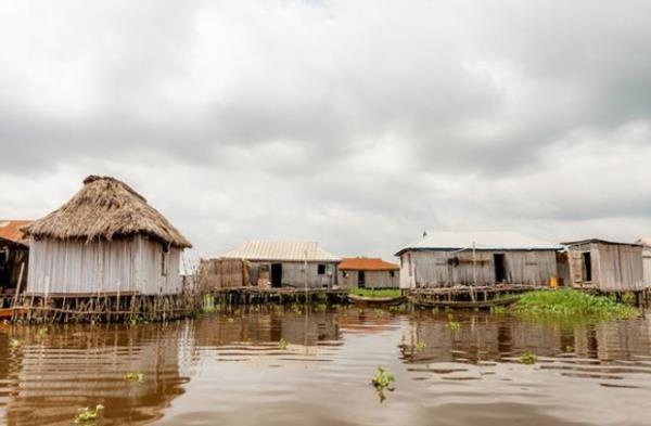 Afrika'da kölelikten kaçanların su üstünde kurduğu köy: Ganvie. Foto Haber 8
