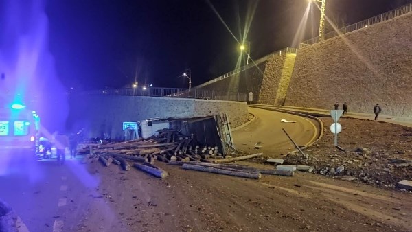 Artvin'de kavşağı dönemeyen tomruk yüklü kamyon devrildi: 1 yaralı. Foto Haber 2