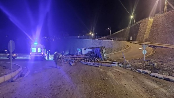 Artvin'de kavşağı dönemeyen tomruk yüklü kamyon devrildi: 1 yaralı. Foto Haber 3