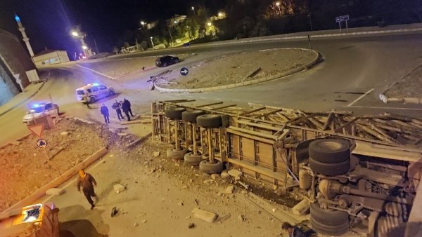 Artvin'de kavşağı dönemeyen tomruk yüklü kamyon devrildi: 1 yaralı. Foto Haber 4