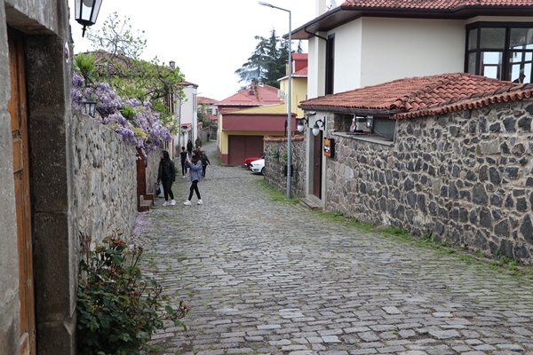 Akçaabat'taki tarihi Orta Mahalle gezginlerin rotasında. Foto Haber 12