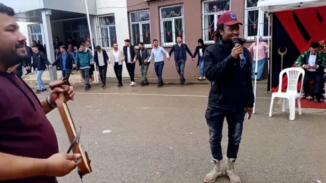 Karadeniz aşığı Afrikalı horoncu. Foto Galeri 3