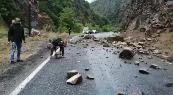 Artvin'de kayaların düştüğü yol, ulaşıma kapandı. Foto Galeri 2