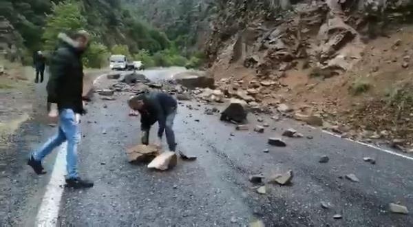 Artvin'de kayaların düştüğü yol, ulaşıma kapandı. Foto Galeri 3