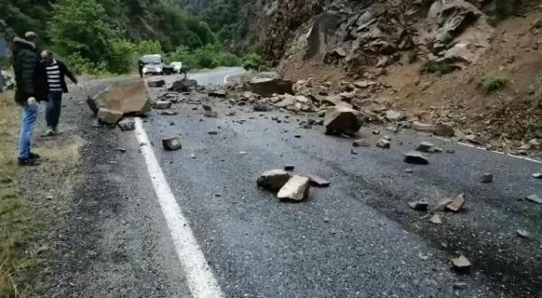 Artvin'de kayaların düştüğü yol, ulaşıma kapandı. Foto Galeri 7