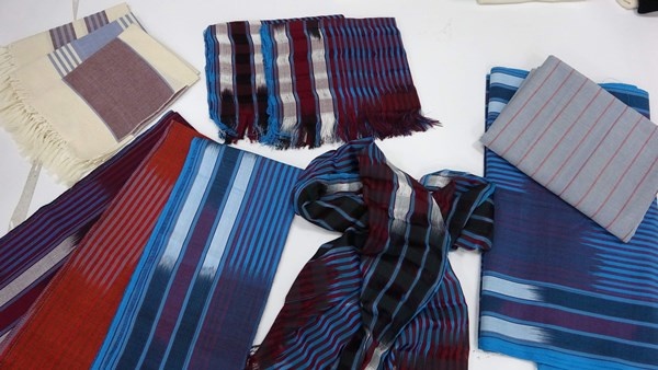 Trabzonspor şampiyon olunca Bordo Mavi renkteki takılara ilgi arttı, taleplere yetişemiyorlar. Foto Haber 9