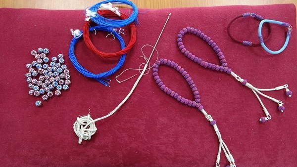 Trabzonspor şampiyon olunca Bordo Mavi renkteki takılara ilgi arttı, taleplere yetişemiyorlar. Foto Haber 6