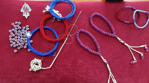 Trabzonspor şampiyon olunca Bordo Mavi renkteki takılara ilgi arttı, taleplere yetişemiyorlar. Foto Haber 4