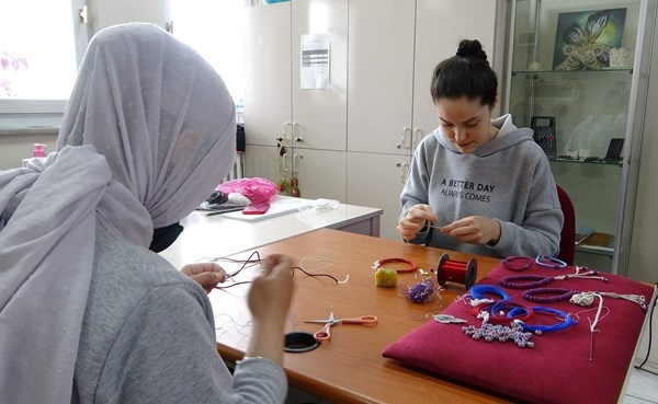 Trabzonspor şampiyon olunca Bordo Mavi renkteki takılara ilgi arttı, taleplere yetişemiyorlar. Foto Haber 10
