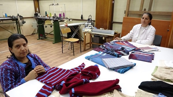 Trabzonspor şampiyon olunca Bordo Mavi renkteki takılara ilgi arttı, taleplere yetişemiyorlar. Foto Haber 5