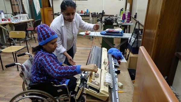 Trabzonspor şampiyon olunca Bordo Mavi renkteki takılara ilgi arttı, taleplere yetişemiyorlar. Foto Haber 12