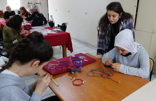 Trabzonspor şampiyon olunca Bordo Mavi renkteki takılara ilgi arttı, taleplere yetişemiyorlar. Foto Haber 3