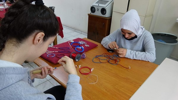 Trabzonspor şampiyon olunca Bordo Mavi renkteki takılara ilgi arttı, taleplere yetişemiyorlar. Foto Haber 2