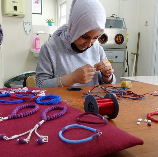 Trabzonspor şampiyon olunca Bordo Mavi renkteki takılara ilgi arttı, taleplere yetişemiyorlar. Foto Haber 8