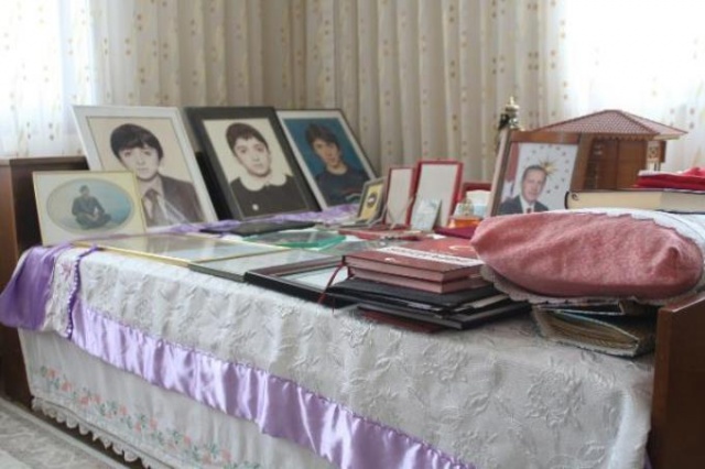 28 yıldır şehit oğlunun hatıralarını odasında yaşatıyor. Foto Galeri 5