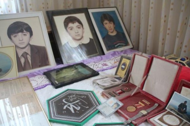 28 yıldır şehit oğlunun hatıralarını odasında yaşatıyor. Foto Galeri 10