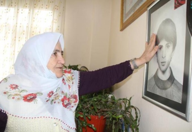 28 yıldır şehit oğlunun hatıralarını odasında yaşatıyor. Foto Galeri 9