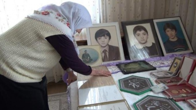 28 yıldır şehit oğlunun hatıralarını odasında yaşatıyor. Foto Galeri 3