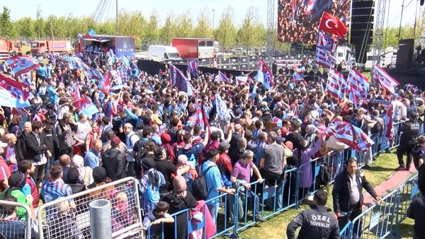 Trabzonspor taraftarı Yeni Kapı'da! Muhteşem kareler...Foto Galeri 24